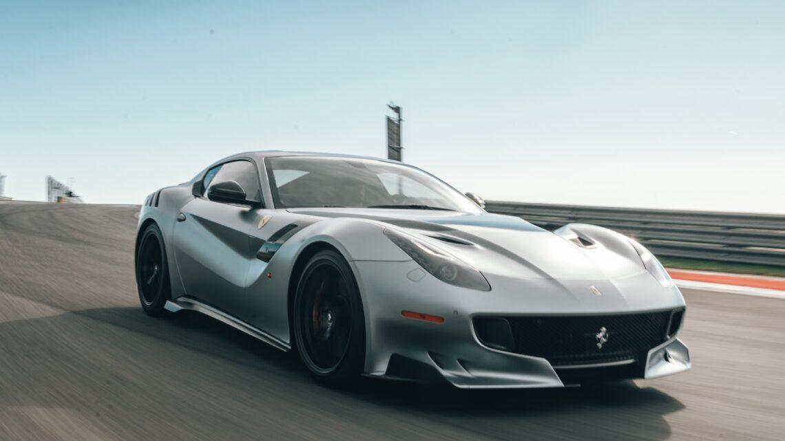 Silberner Ferrari fährt auf der Straße
