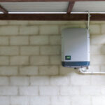 Solar-Wechselrichter montiert auf Ziegelwand in der Garage, Haussystem