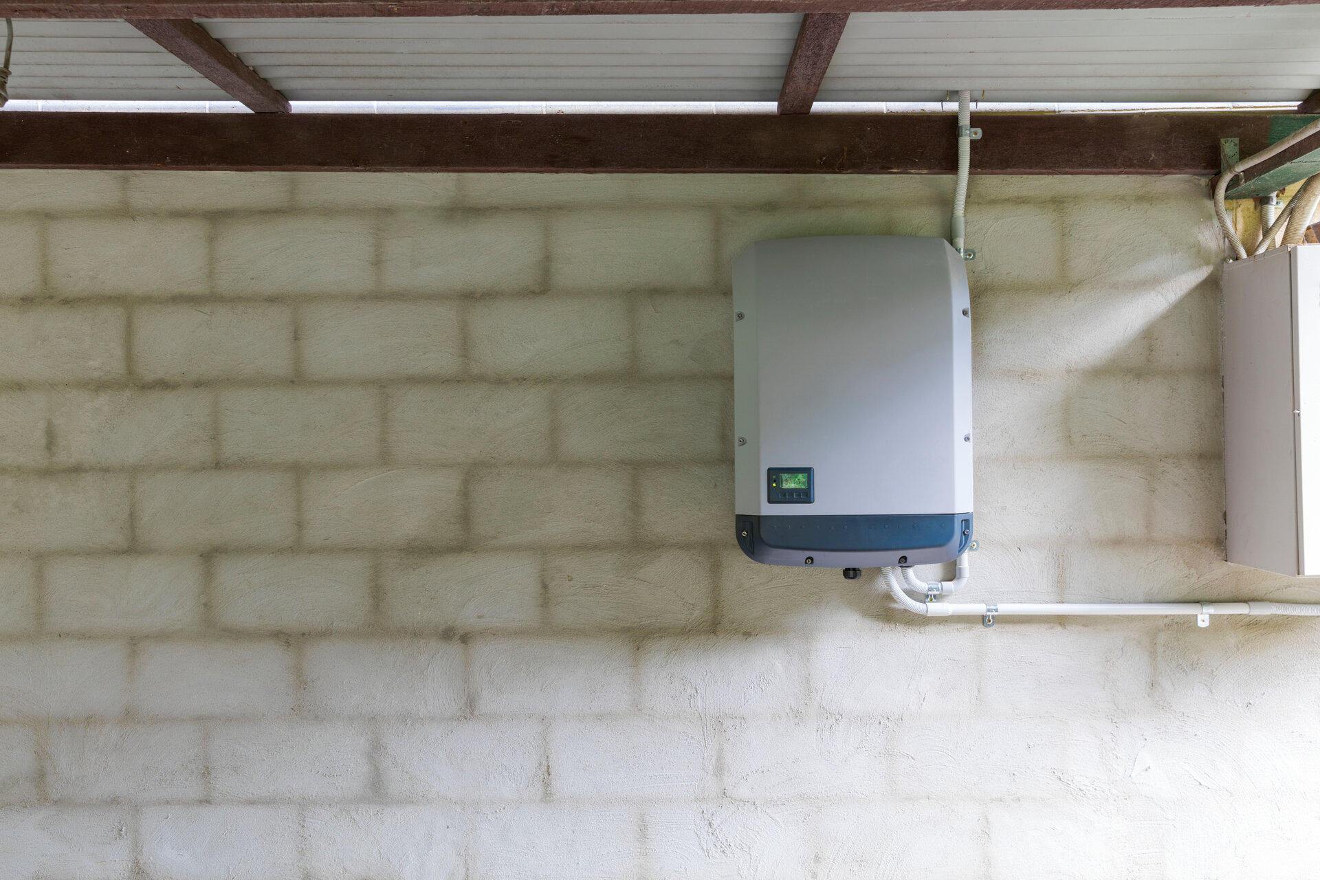 Solar-Wechselrichter montiert auf Ziegelwand in der Garage, Haussystem