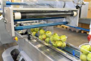 Verpackungsmaschine für Obst/ Birnen in Folie für den Verkauf im Supermarkt