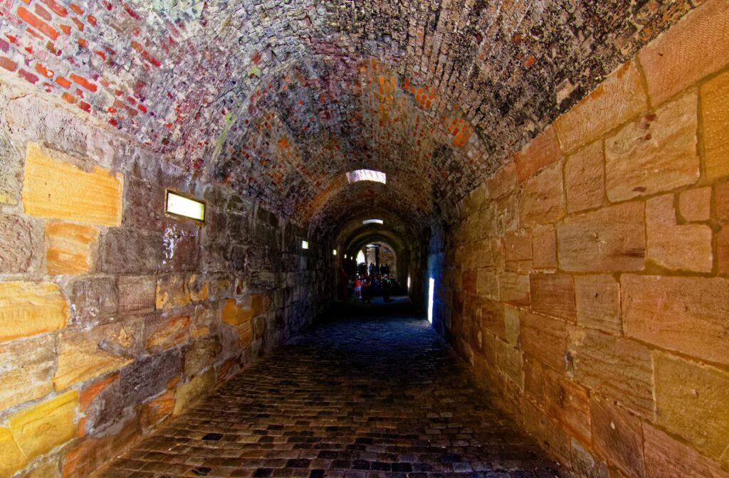 Einblick in die historischen Felsengänge von Nürnberg, faszinierende unterirdische Tunnel für eine exklusive Tour mit Escort Nürnberg.