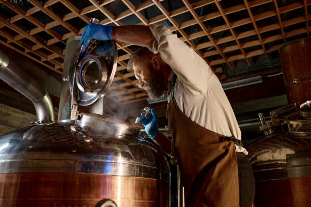 Braumeister bei der Arbeit in einer traditionellen Nürnberger Brauerei, Verbindung von Handwerkskunst und modernem Erlebnis, passend zu Escort Nürnberg.