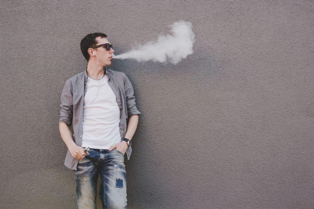 Mann mit Sonnenbrille dampft vor einer Wand, starker Ausstoss wie bei der Elf Bar 800