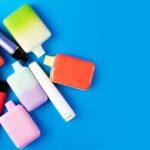 Verschiedene bunte Einweg-E-Zigaretten inklusive Modelle wie die Elf Bar 800 auf blauem Hintergrund