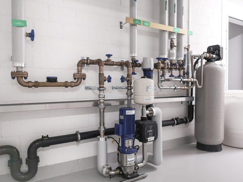 Enthärtungsanlage im Technikraum installiert
