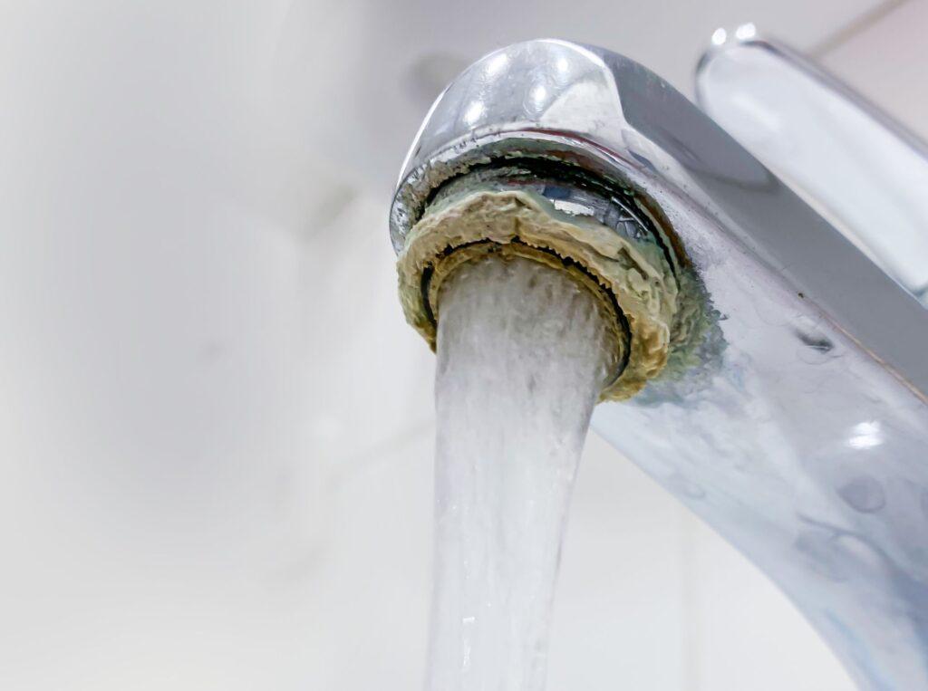 Starke Kalkablagerung am Wasserhahn