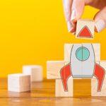 Rakete aus Holzbausteinen als Symbol für Unternehmensgründung | Gesellschaftsrecht in Tauberbischofsheim