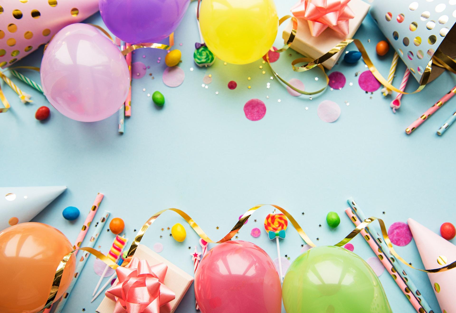 Bunte Ballons und Konfetti auf hellem Hintergrund | Glühweinbecher