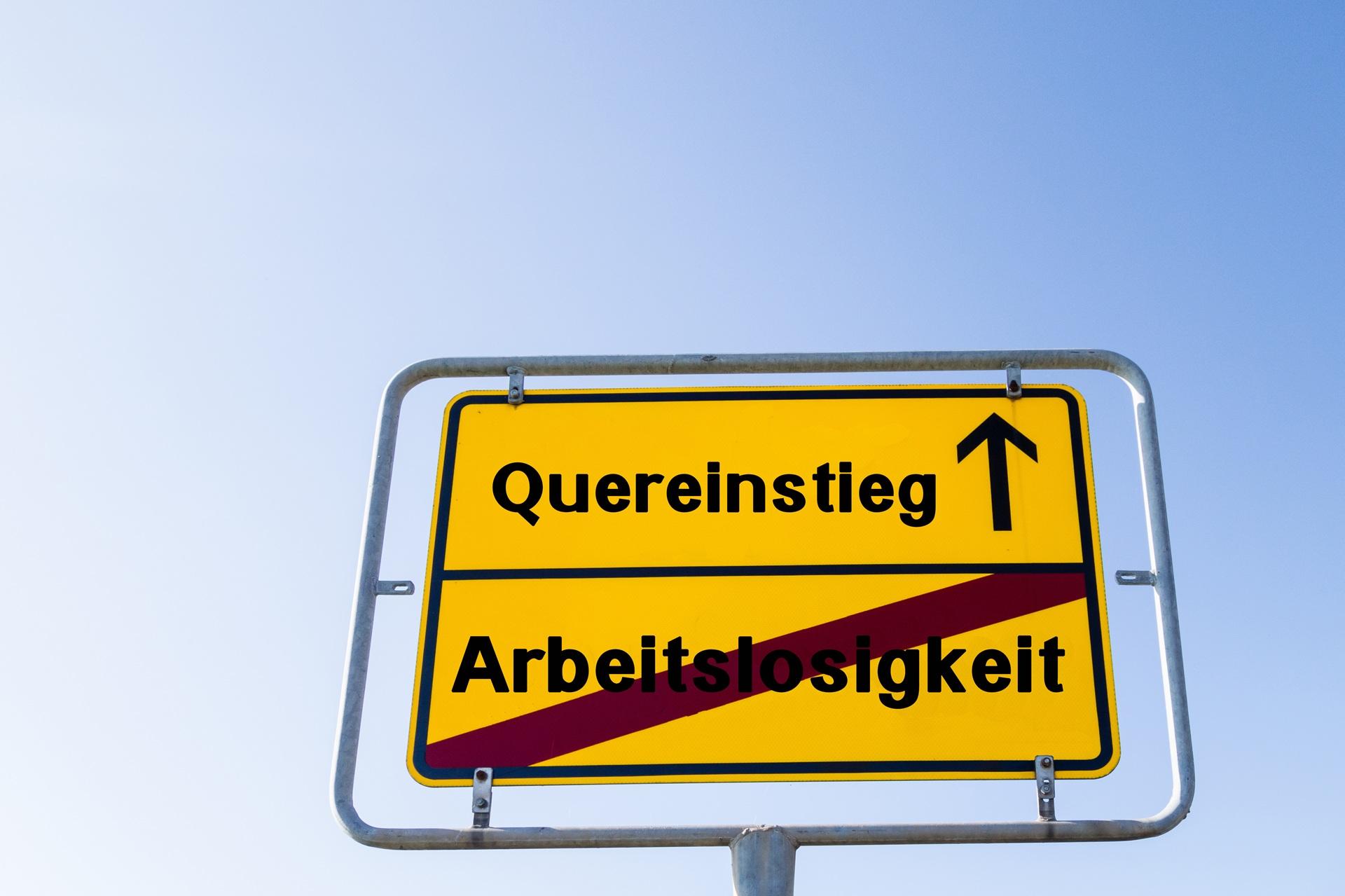 Gelbes Ortsschild zeigt Richtung Quereinstieg | Ausbildung Trauerredner